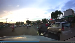 Thanh niên chạy xe máy nhắn tin tạt đầu, thách thức tài xế